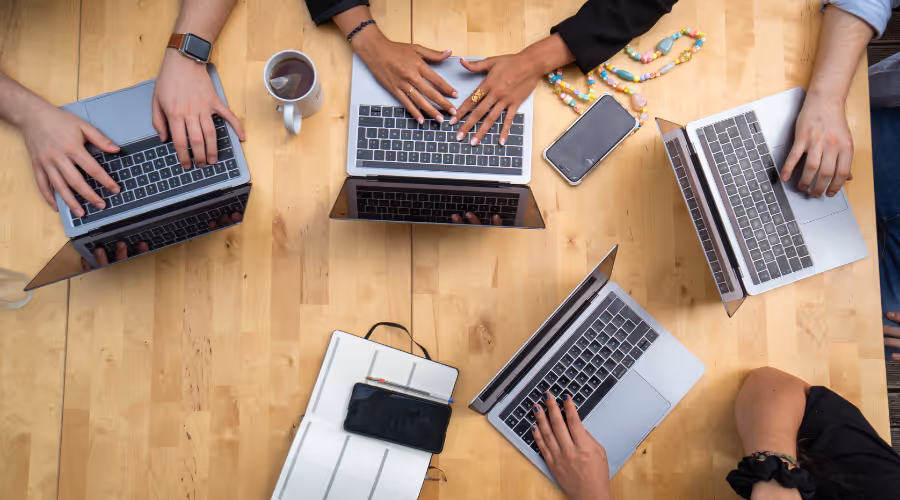 Zespół pracujący na komputerach.