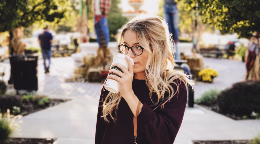 Kobieta pijąca kawę. 