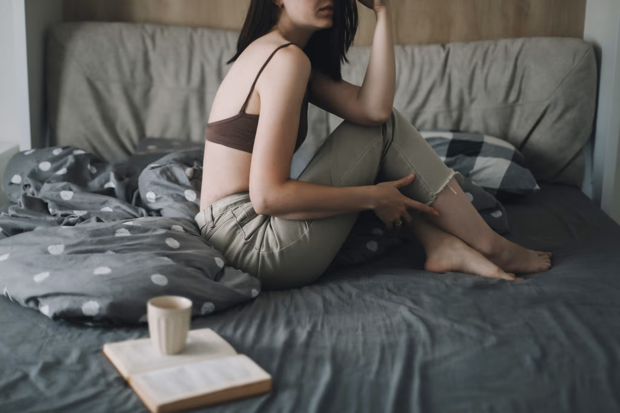 Kobieta w łóżku z komputerem