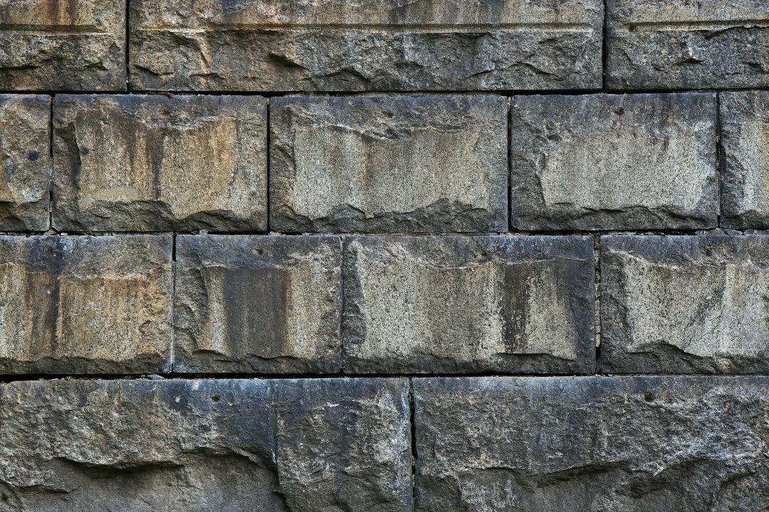 Stein Wand die jetzt dann gereinigt wird mit Hochdruck.