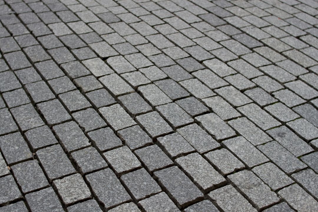 Pflaster Steine die gerade gereingt wurden,