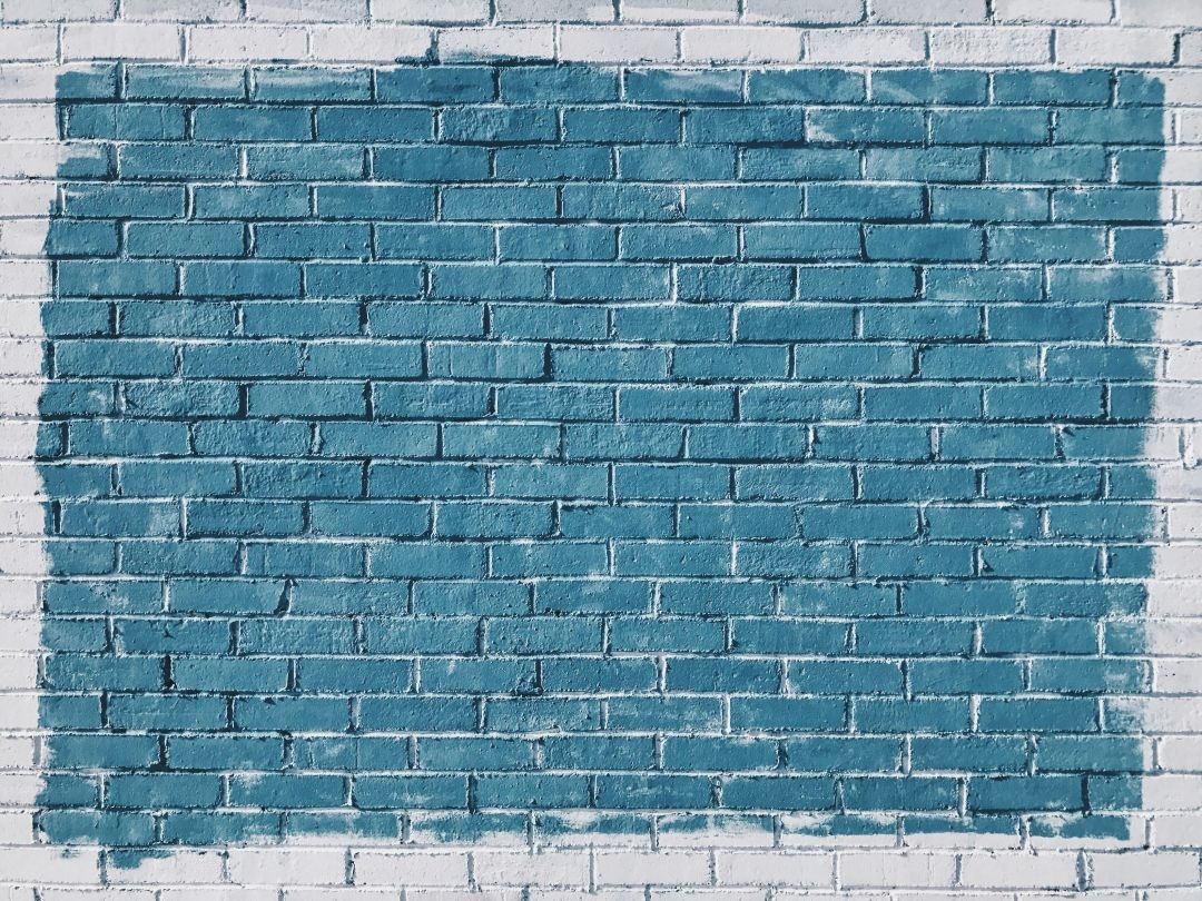 Angemalte Klinker Fassade, bevor der reinigung.