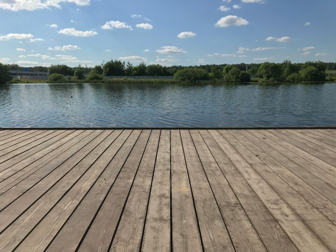 Holzterasse am See.
