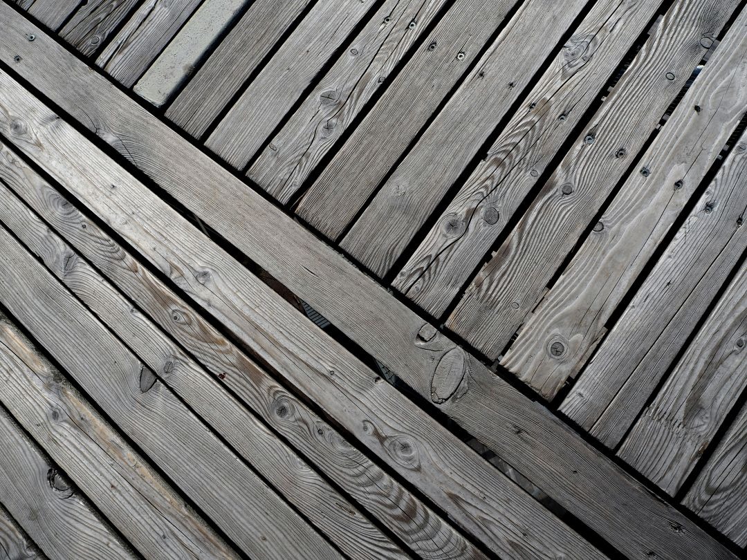 Holzterasse die gerade gereinigt wurde.