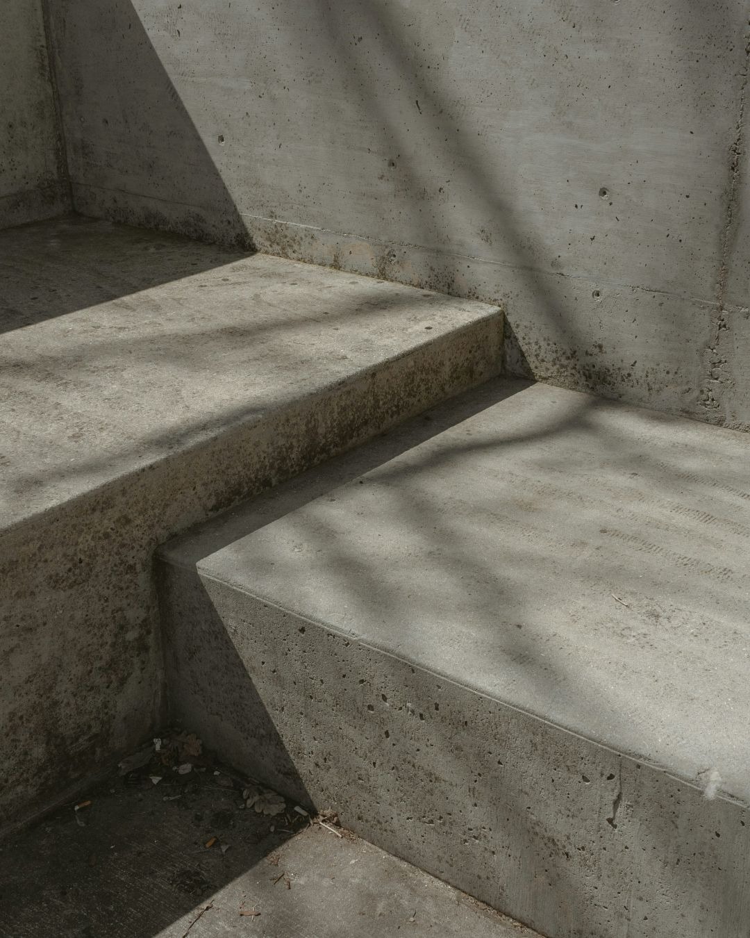 Eine Beton Treppe die gerade gereinigt wurde.