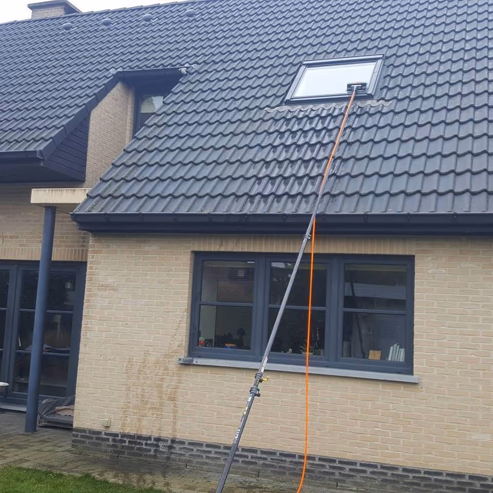 Ramenwasser reinigt ramen van woning in Schoten met osmosewater vanaf de grond