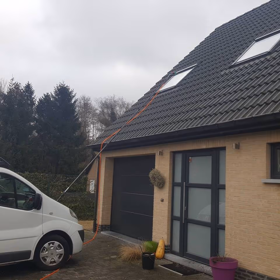 Ramenwasser reinigt ramen met osmosewater bij woning in Nijlen met telescopische steel