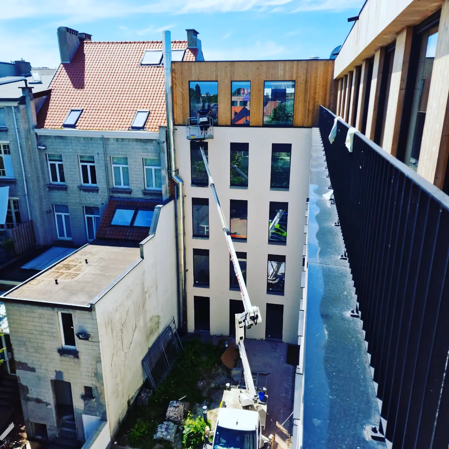 Ramenreiniging bij appartementsgebouw in Merksem door Diamond Cleaning Belgium
