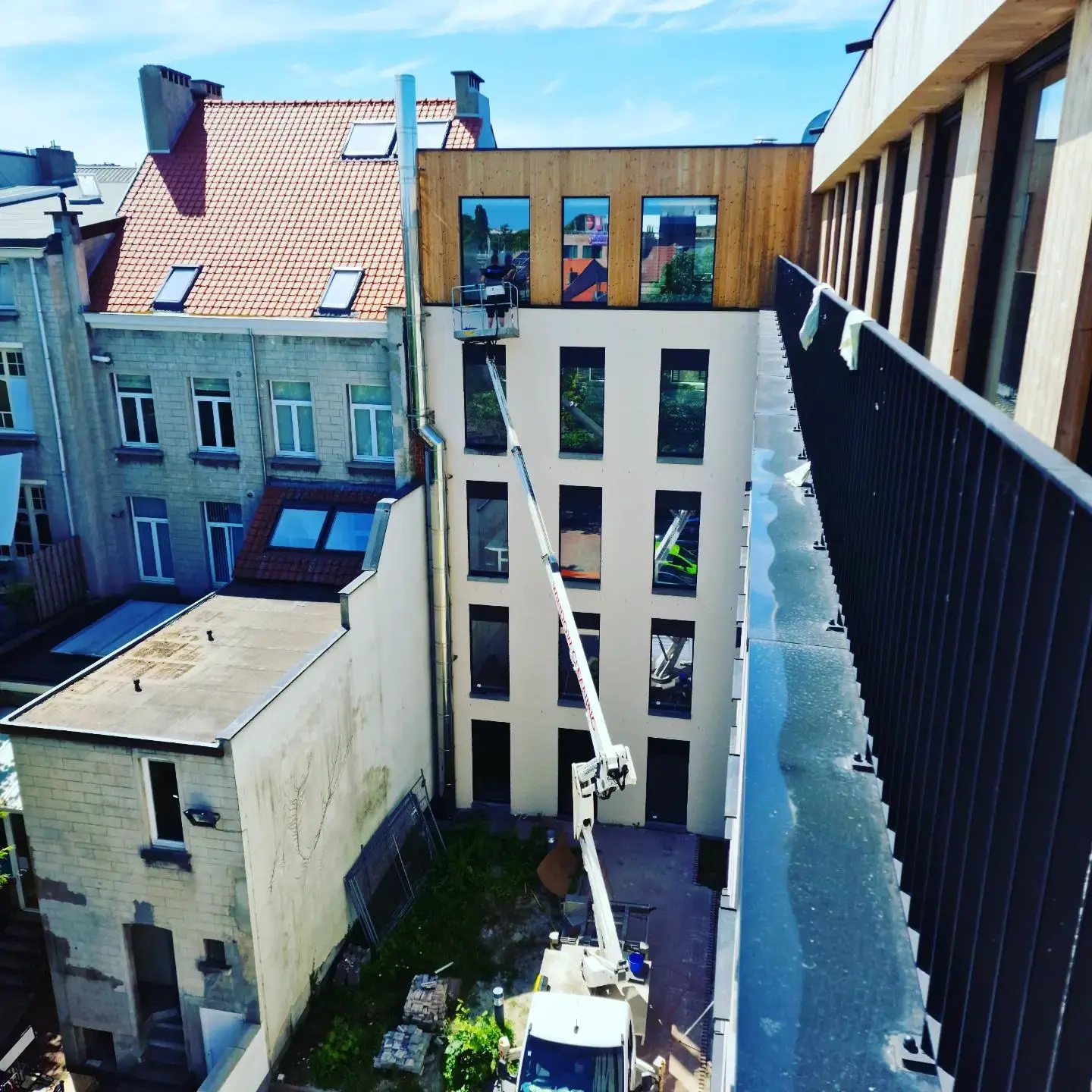 Professionele ramenreiniging met hoogtewerker in Antwerpen