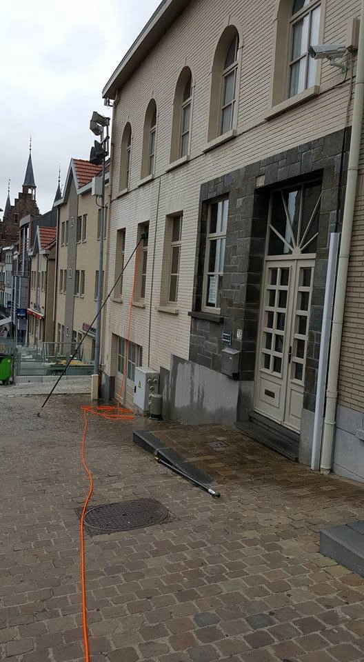 Ramen laten wassen aan een rijhuis in Edegem