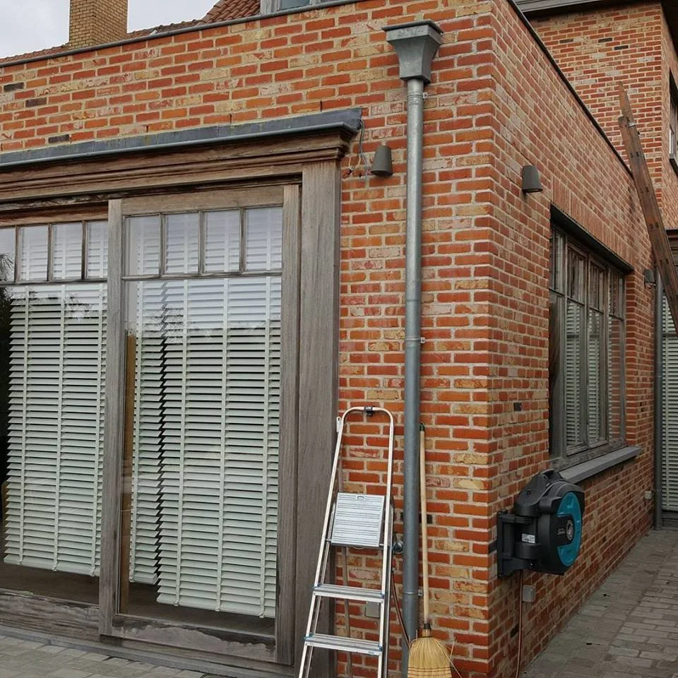 Professionele ramenwasser aan het werk bij een woning in Lier