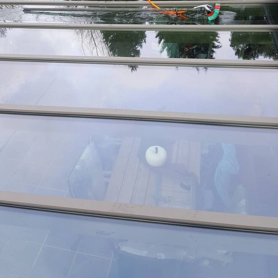 Carport met glazen dak schoongemaakt door professioneel team