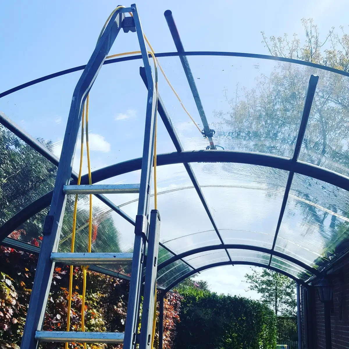 Glazen carport gereinigd door Diamond Cleaning Belgium in Lier met streeploos resultaat