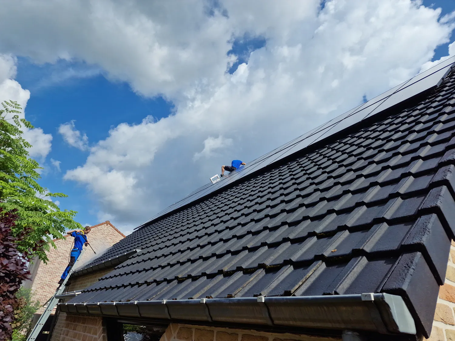 Veilig onderhoud van zonnepanelen op woning met osmosewater
