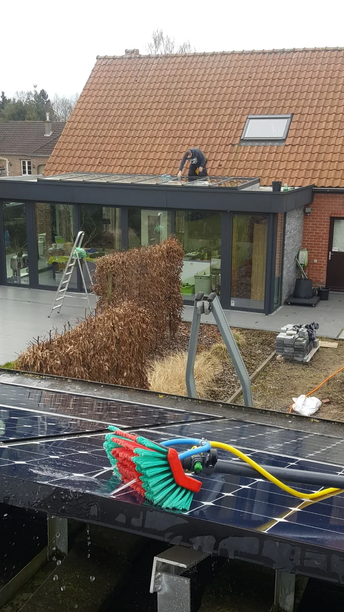 Glanzende zonnepanelen op dak van woning in Boechout na grondige reiniging