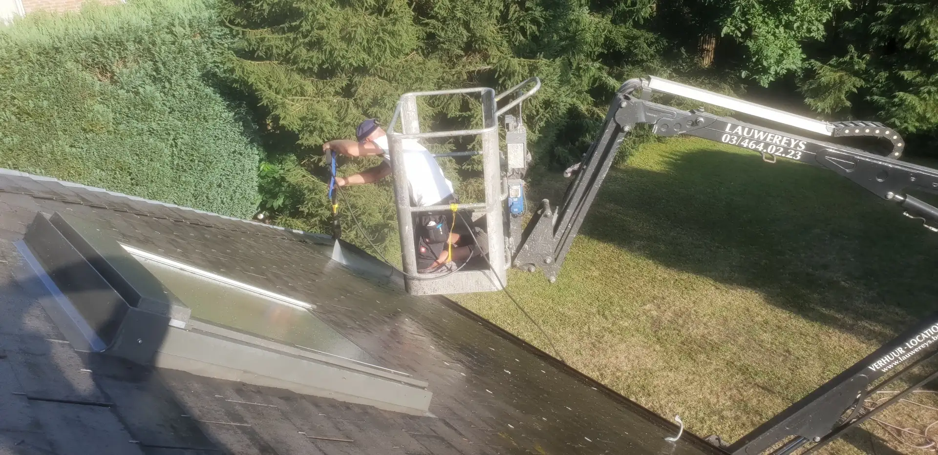 Dak professioneel gereinigd met hogedrukreiniger
