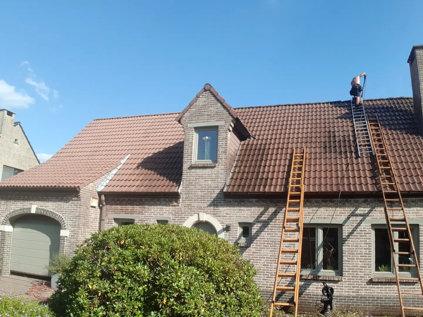 Hellend dak behandeld met duurzame dakcoating in regio Antwerpen voor een frisse uitstraling