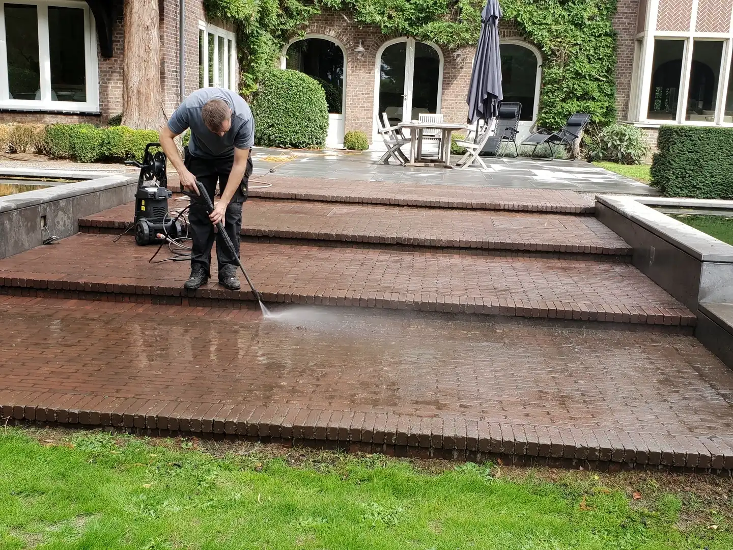 Terras met aanslag schoongemaakt voor een proper en egaal resultaat