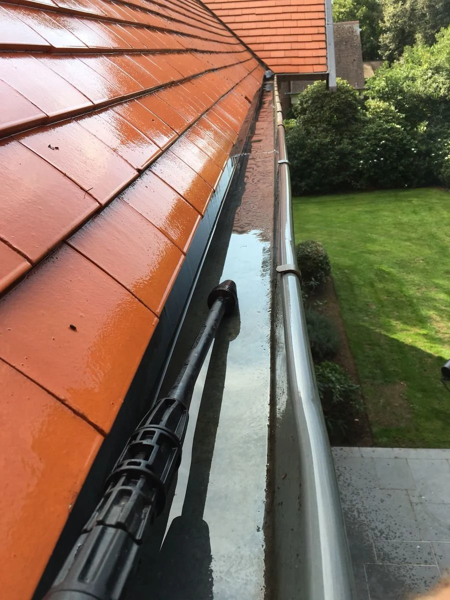 Dakreiniging met hogedruk uitgevoerd bij woning in Lier