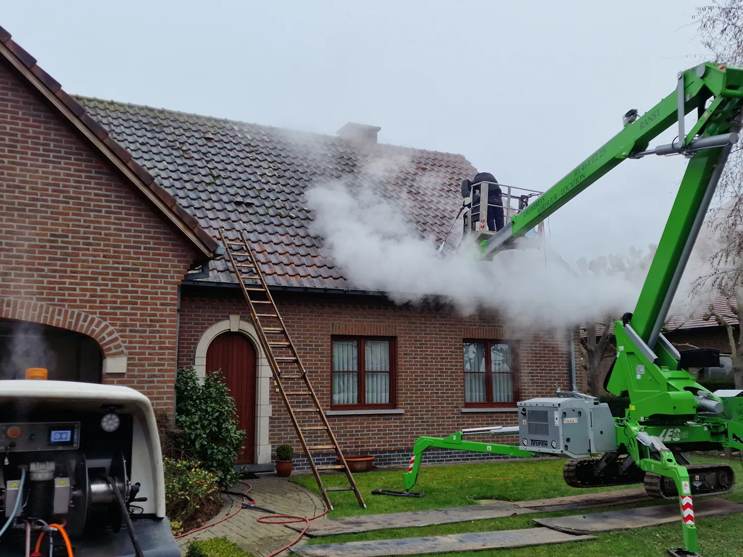Dak ontmossen en coaten door Diamond Cleaning Belgium voor een langdurige bescherming tegen mos