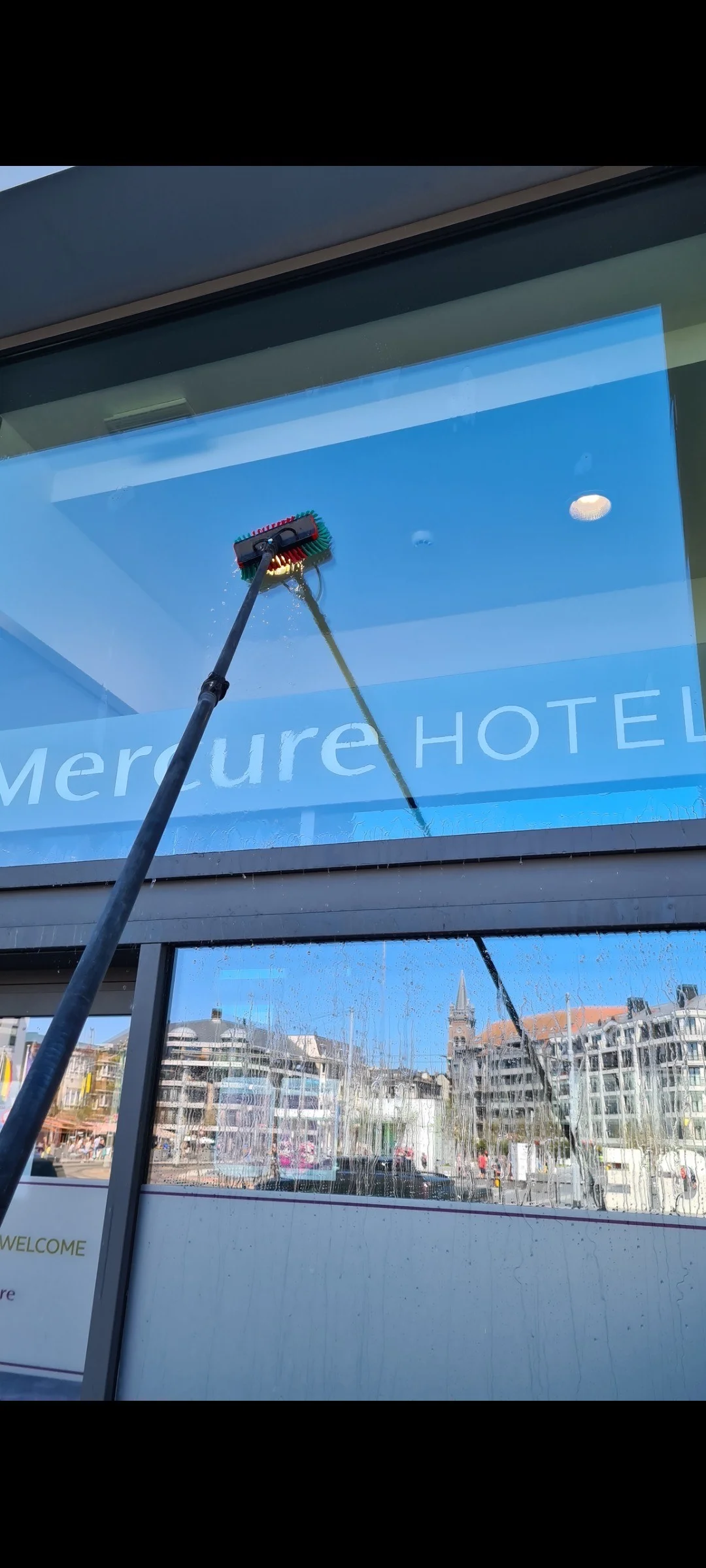 Ramen van Mercure hotel gepoetst met osmosewater voor streeploos resultaat in regio Antwerpen
