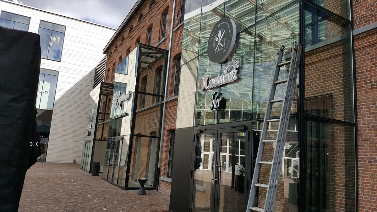 Horecazaak met grote raampartijen professioneel gereinigd door Diamond Cleaning Belgium