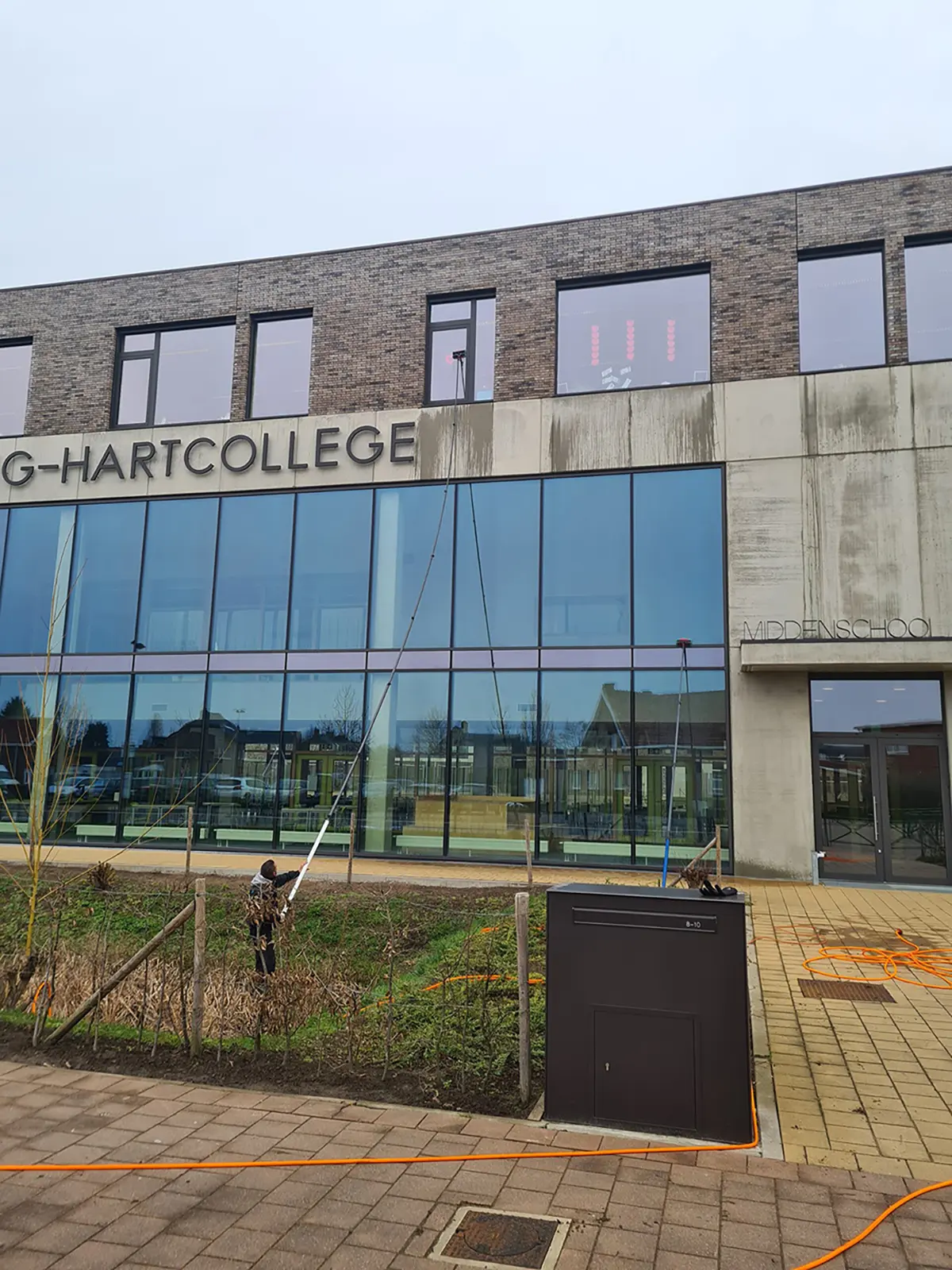 Schoolgebouw met grote raampartijen professioneel gewassen