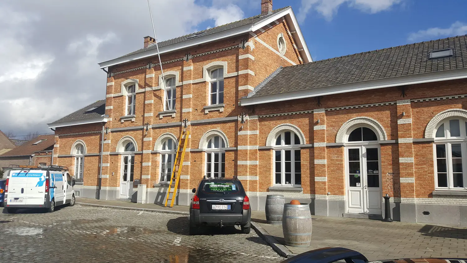 Station met glazen gevel gereinigd voor een heldere en verzorgde uitstraling