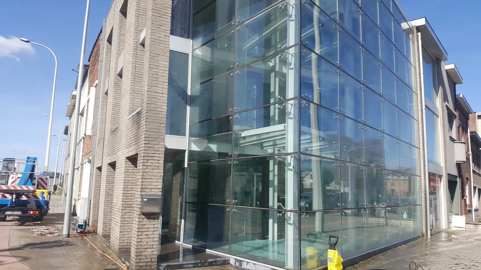 Kantoorfaçade met grote raampartijen gereinigd in Antwerpen voor een verzorgde uitstraling