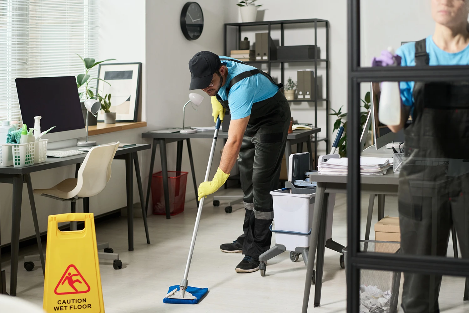 Team van Diamond Cleaning Belgium voert bedrijfsschoonmaak uit in kantoorruimte in Antwerpen