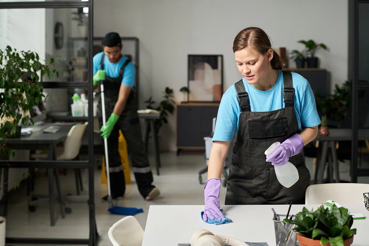 Grondige schoonmaak van bedrijfsruimte uitgevoerd door professioneel team