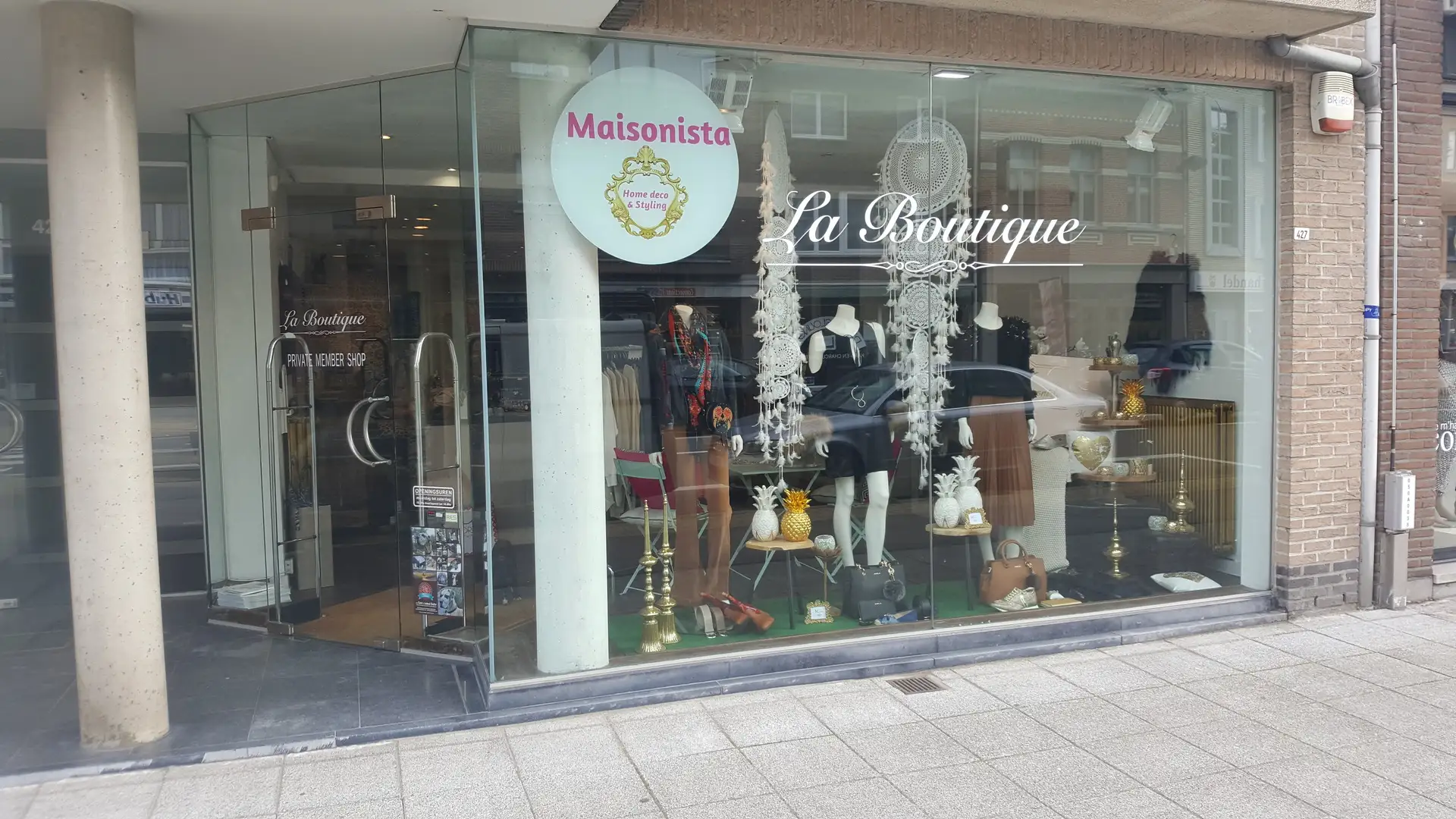 Etalageraam van kledingwinkel gereinigd door Diamond Cleaning Belgium in Antwerpen