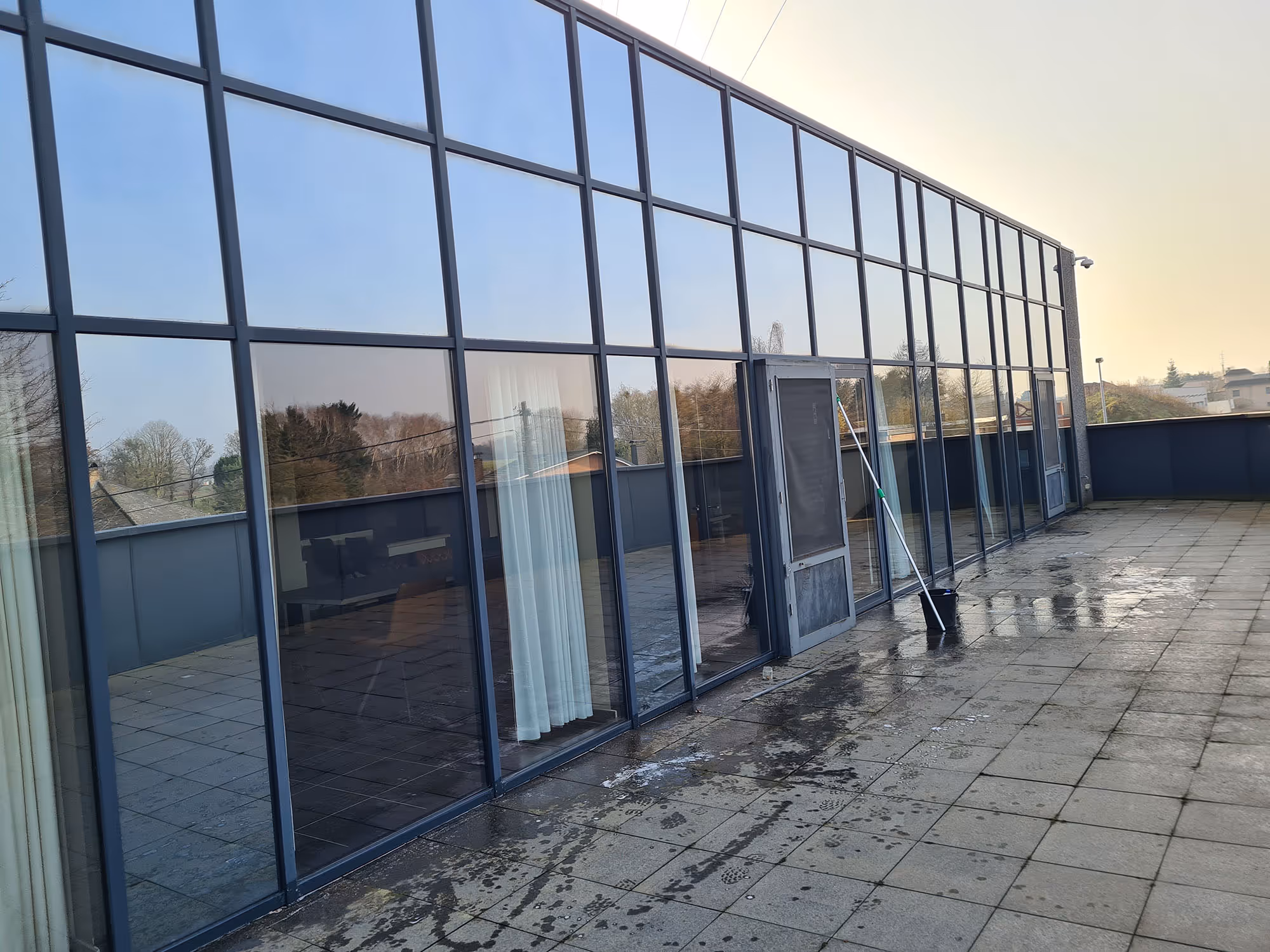 Gereinigde raampartijen van een penthouse in Antwerpen met helder uitzicht