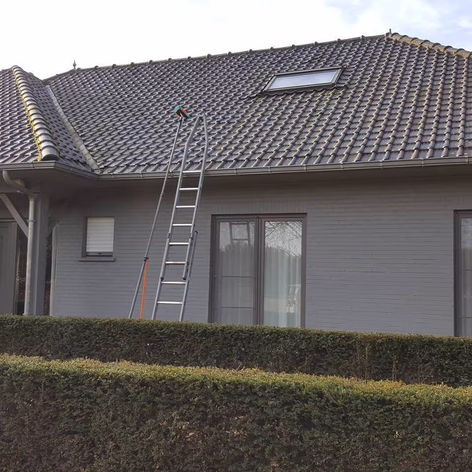 Schoonmaak van ramen en dakgoten bij woning in Grobbendonk met osmosewater