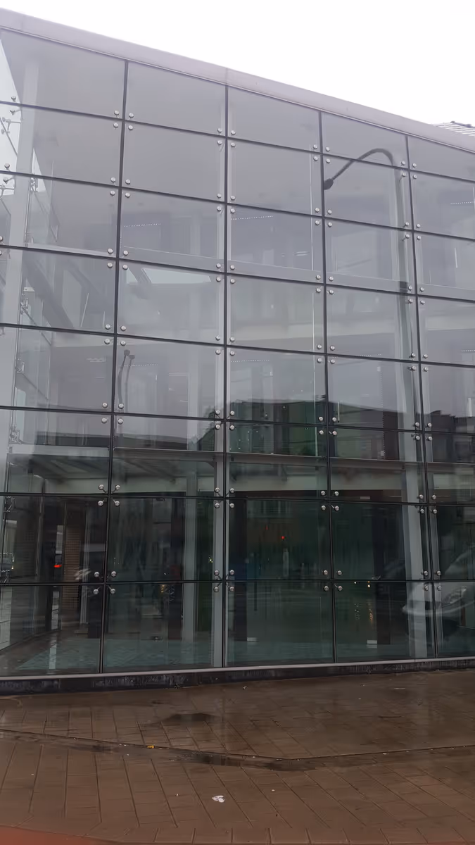Glasreiniging van moderne glazen gevel in Wommelgem uitgevoerd door Diamond Cleaning Belgium