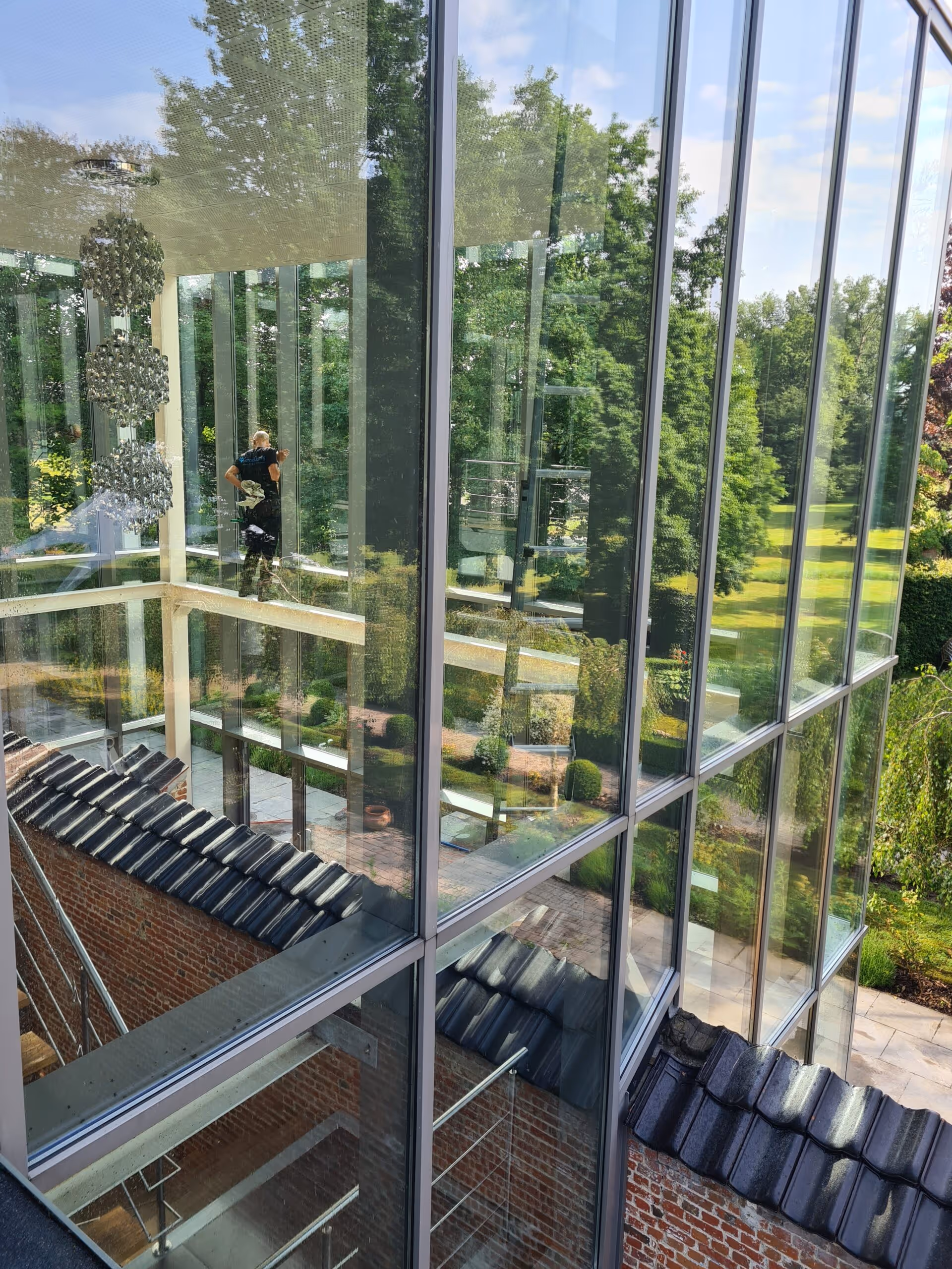 Glasreiniging van grote raampartijen bij bedrijf in Brasschaat uitgevoerd door Diamond Cleaning Belgium