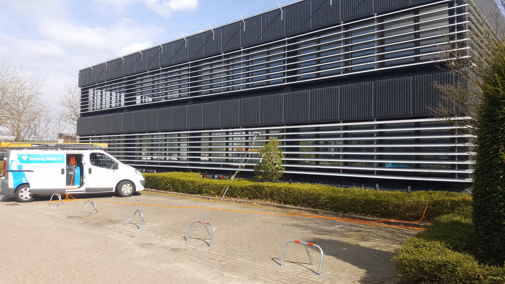 Professionele ramenwas van groot bedrijfsgebouw in Herentals met telescoopsteel en osmosewater