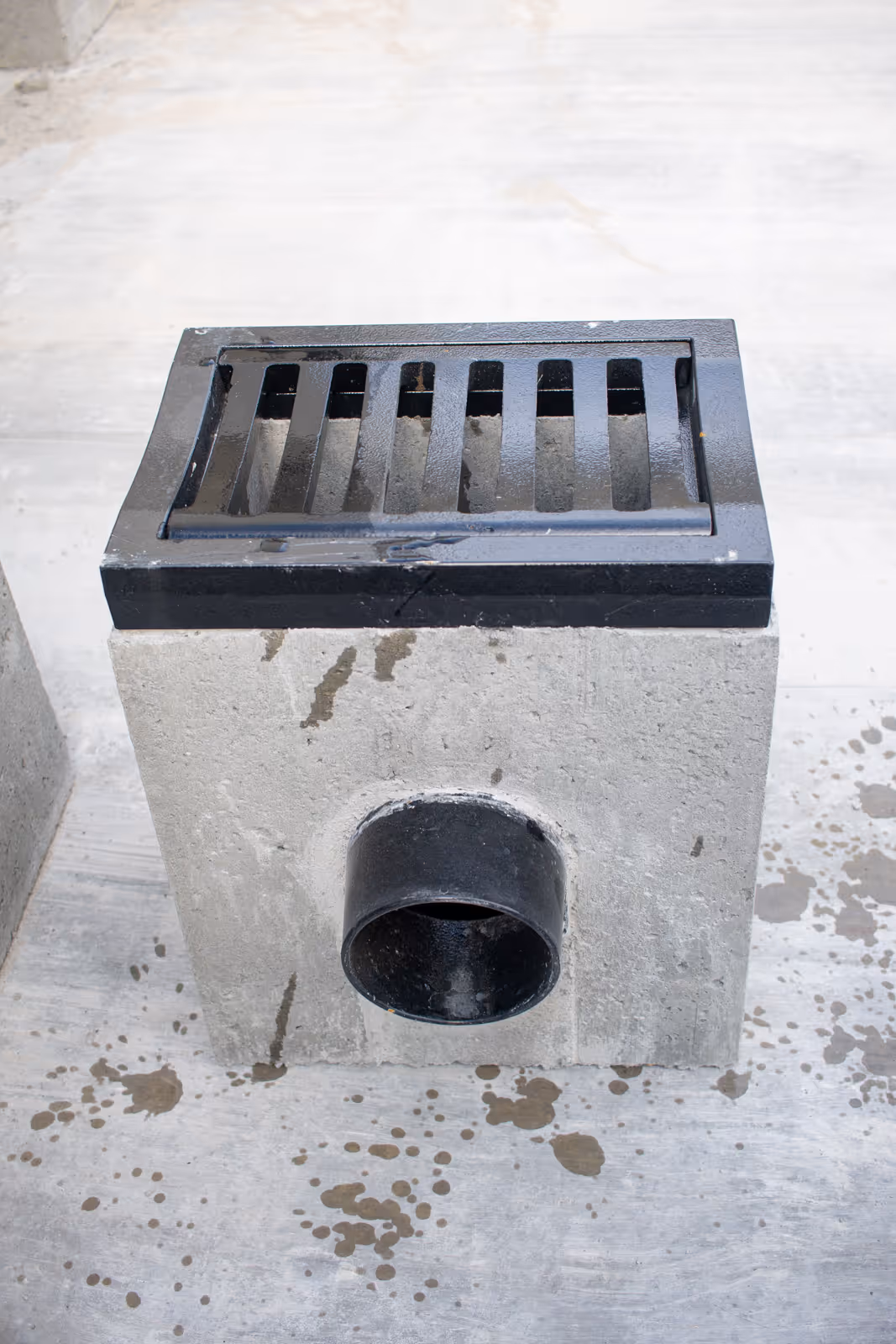 Waterontvanger in beton met gietijzeren rooster