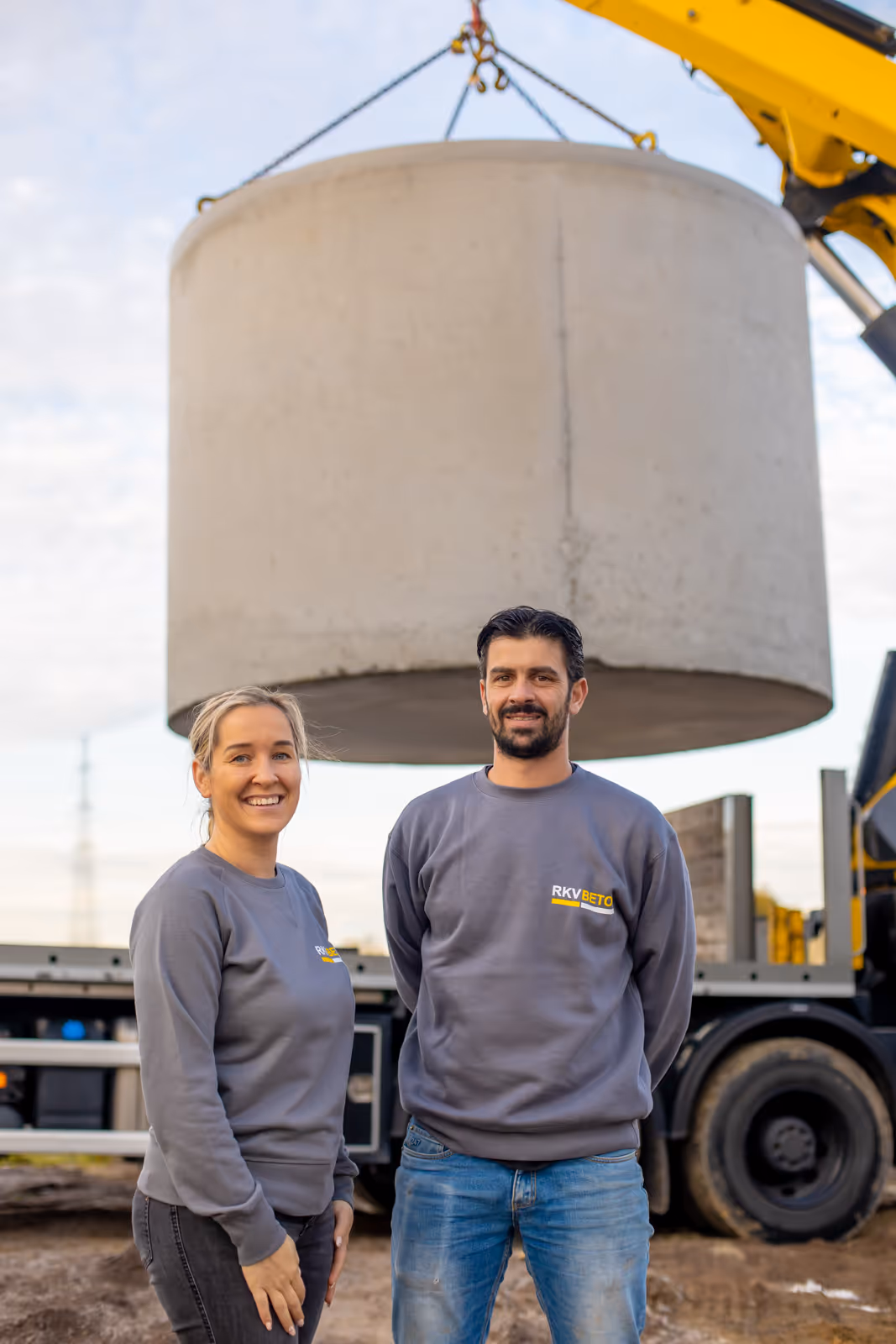 RKV Beton Sien en Alexander bij levering regenput op werf