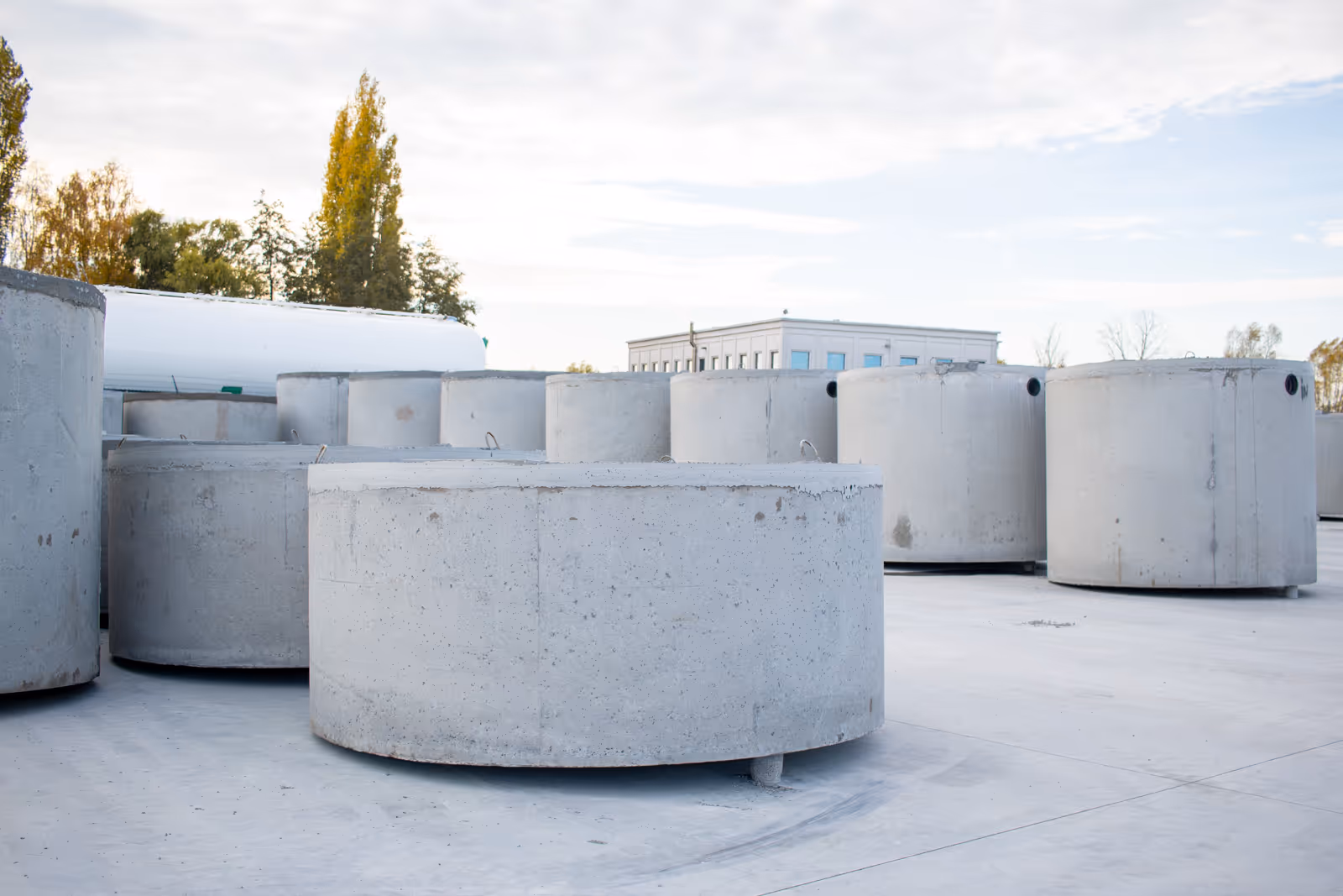 Prefab regenput in beton, geleverd op werf, met standaard aansluitingen