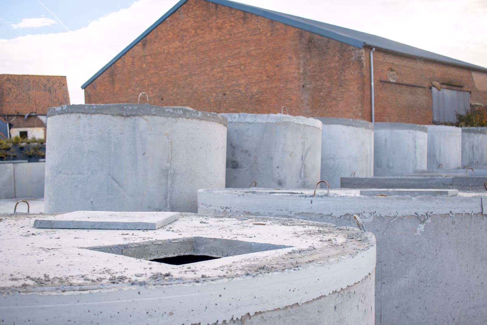 Close up van een prefab beton regenwaterput bovenaan