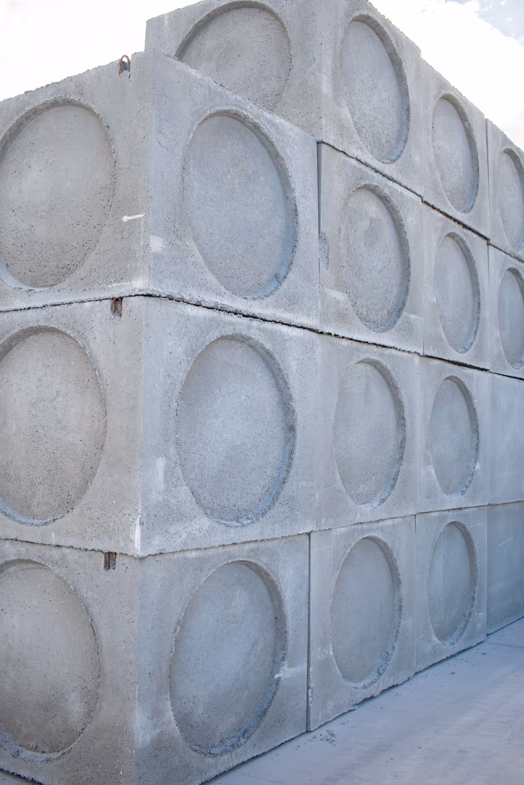 Betonnen controleput met gladde binnenwand en ruime werkopening, geplaatst op werf