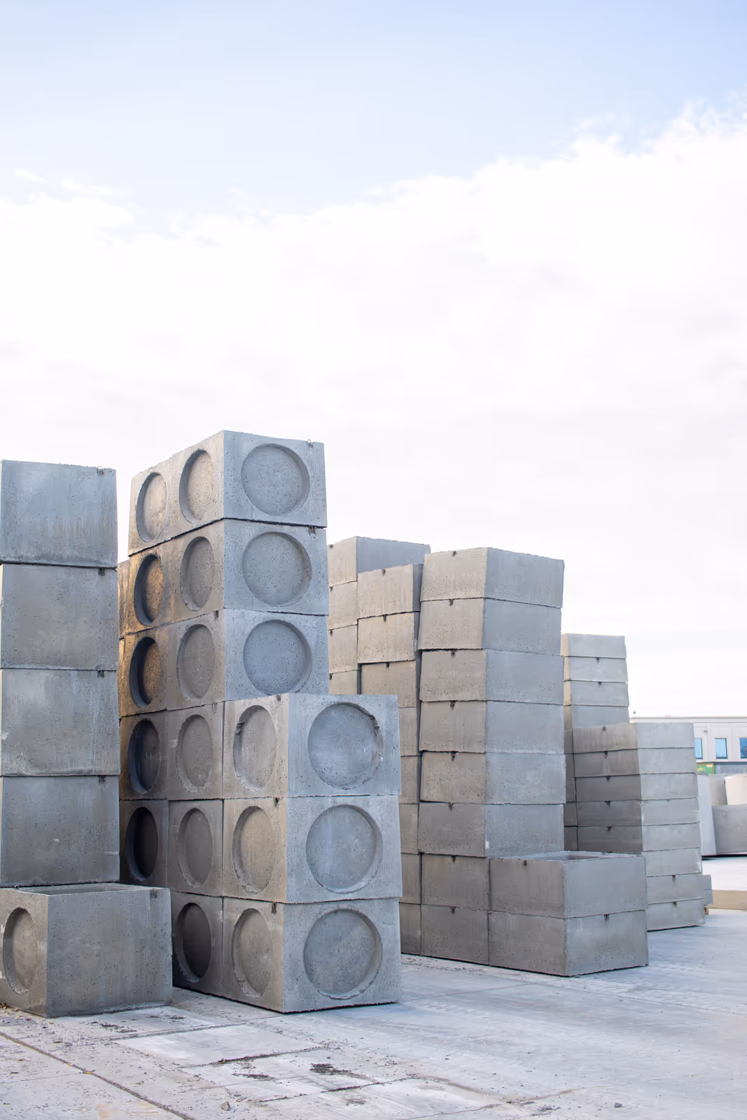 Betonnen controleput met gladde binnenwand en ruime werkopening, geplaatst op werf