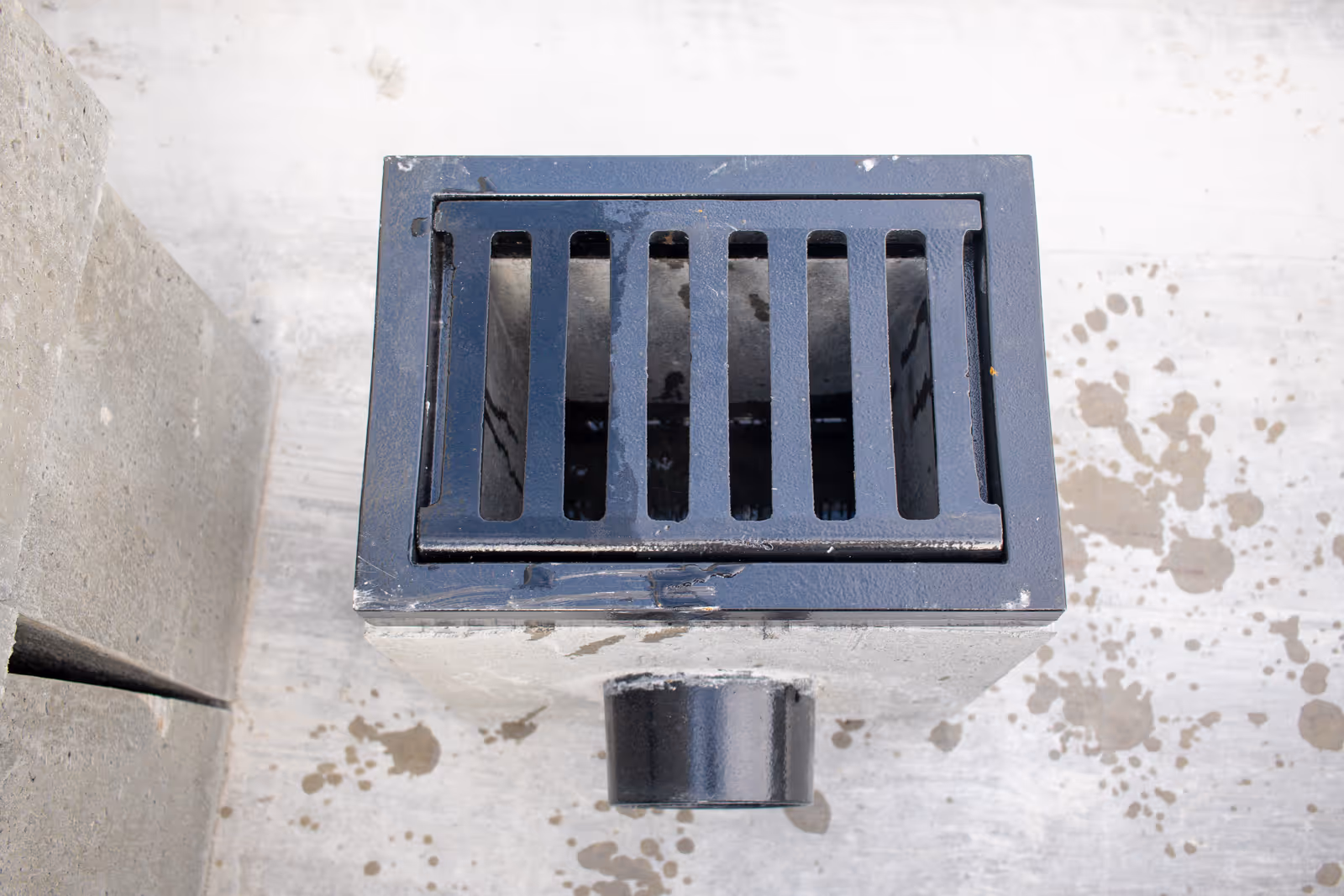 Waterontvanger in beton met gietijzeren rooster