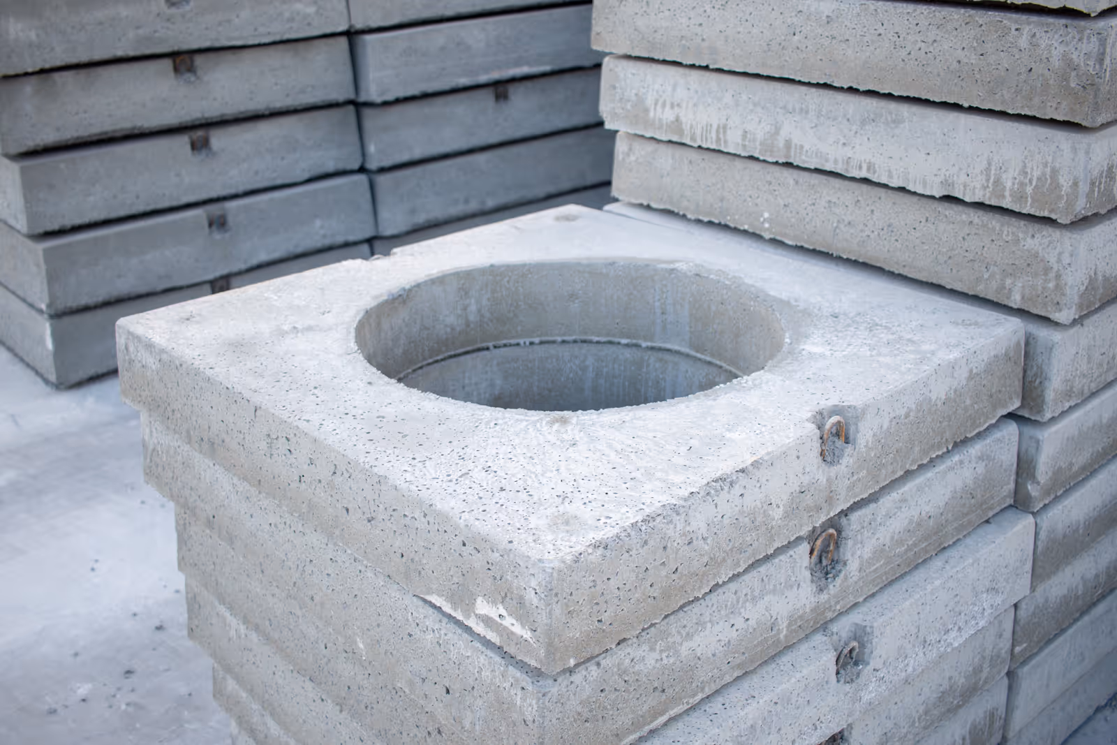 Dekplaat in gewapend beton, met ronde mangatopening 