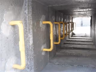 Ingegoten trappen in betonnen opbouwschacht