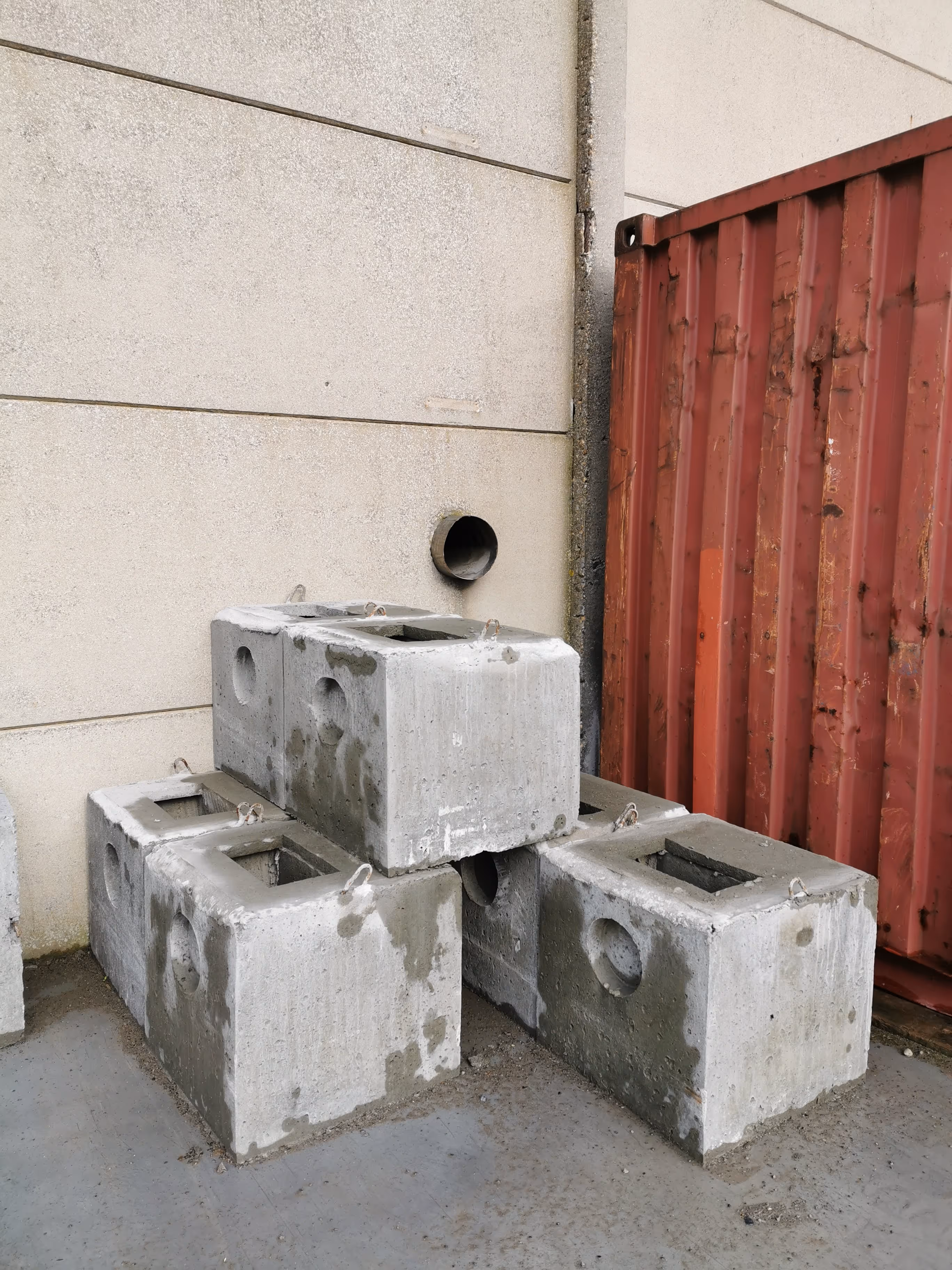 Betonnen sifonput met waterslot als geurafsluiter voor afvoerinstallaties