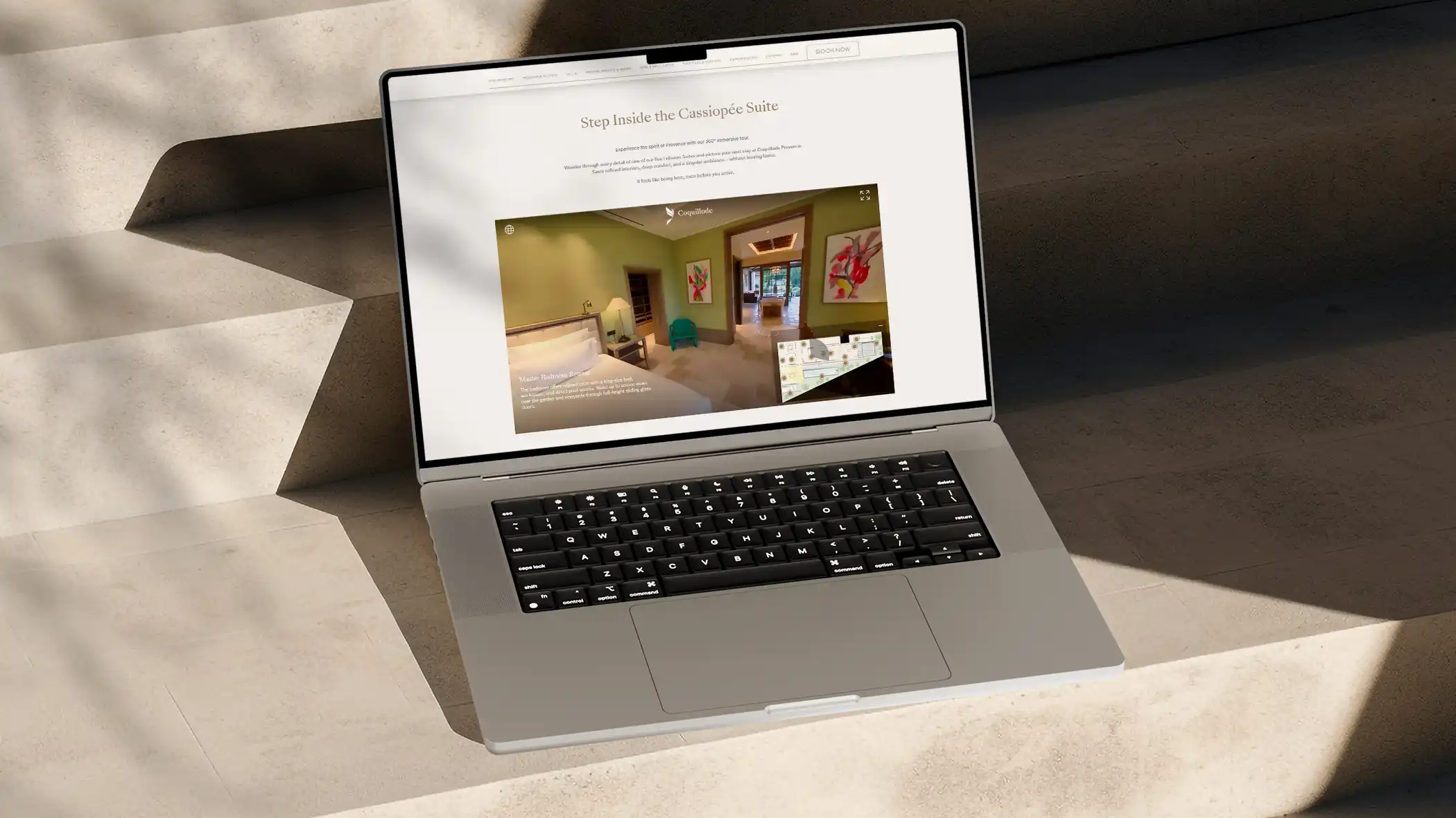 Coquillade suite shown in an embedded 360° virtual tour with minimap navigation.