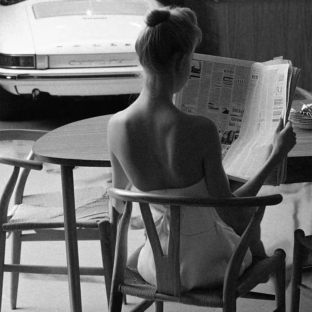 jeune femme lisant le journal