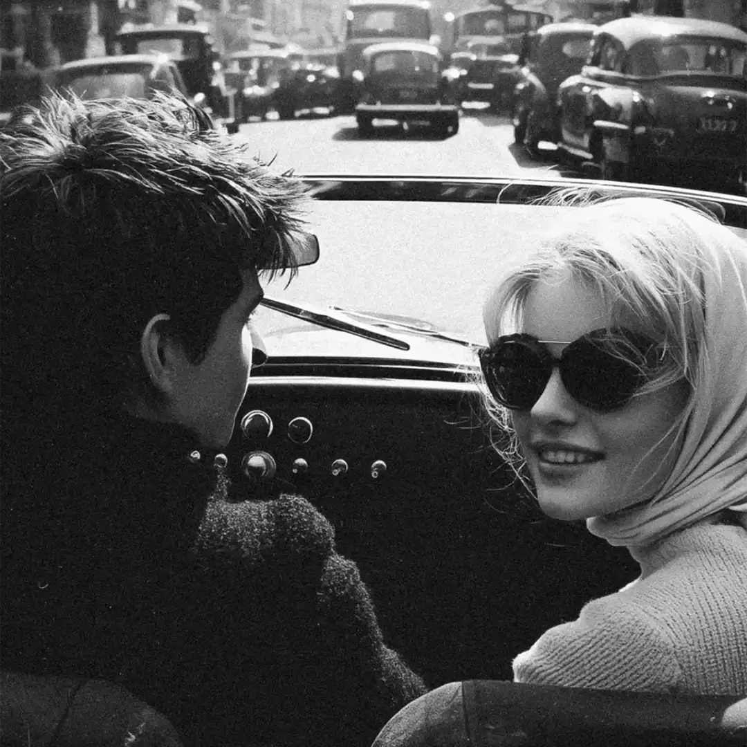 Jeune couple en voiture